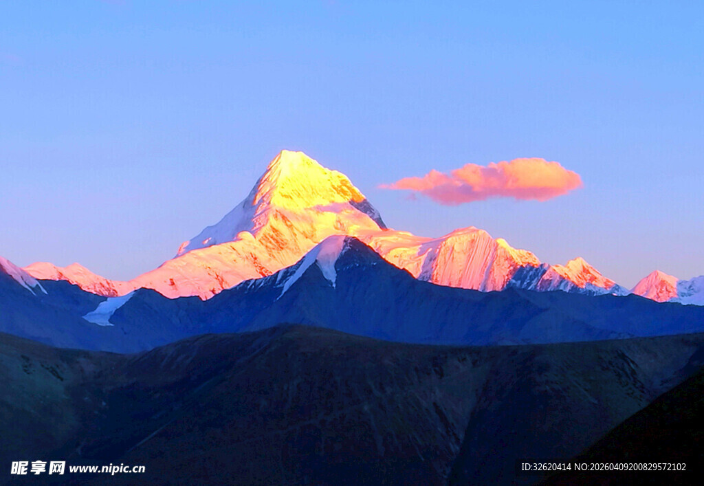 壮丽雪山日出美景