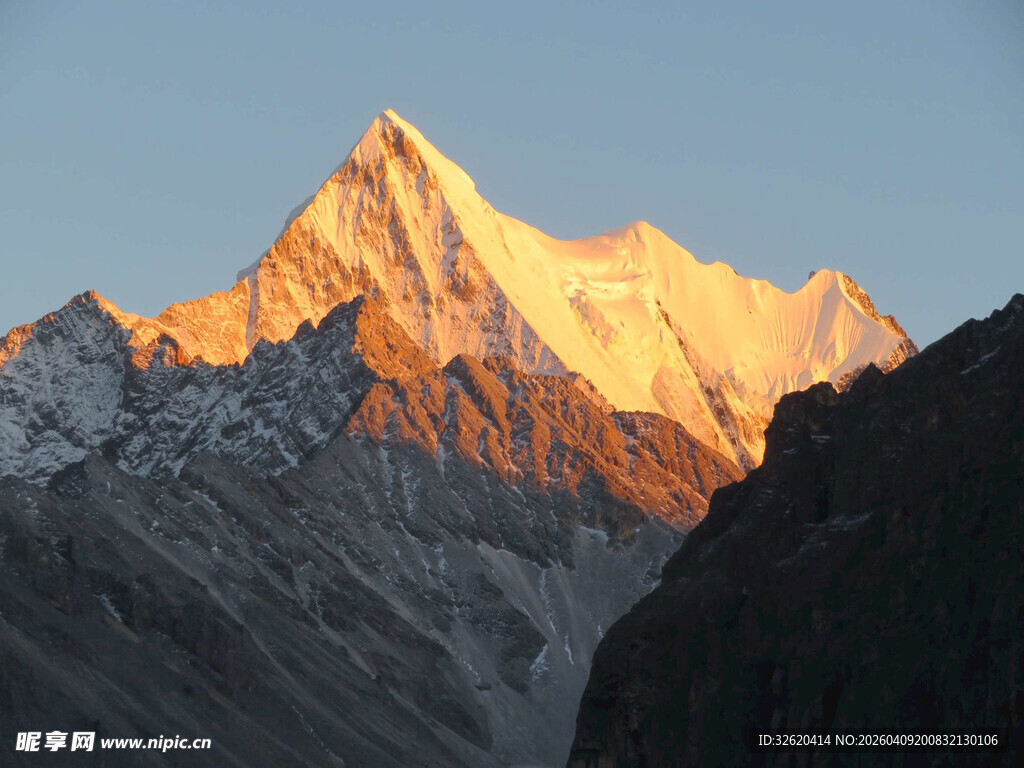 日照金山壮丽雪山景观
