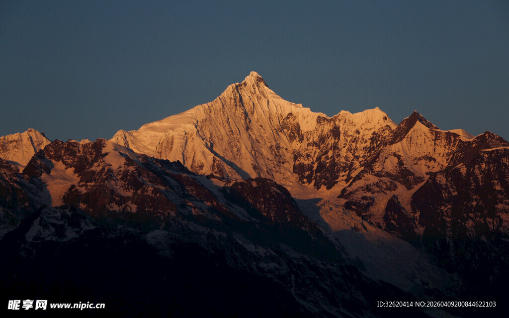 夕阳下的壮丽雪山