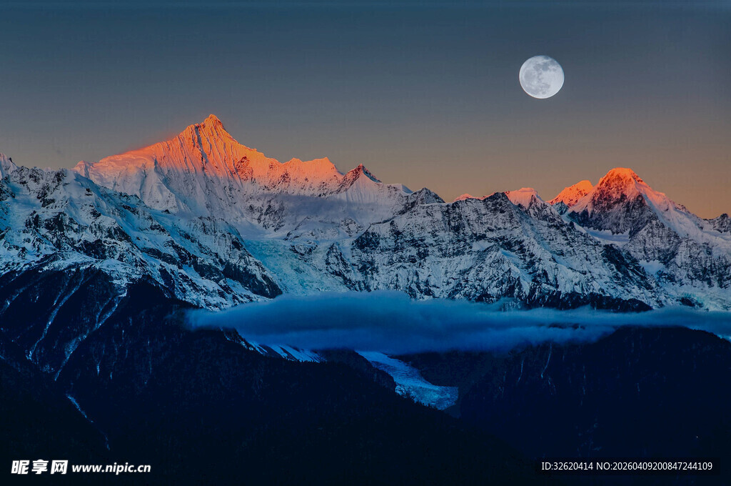 雪山月夜美景