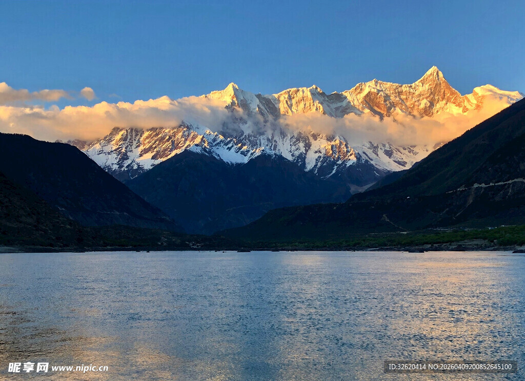 雪山映湖的壮美风光