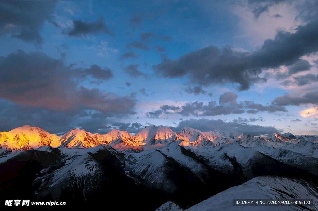 壮丽雪山日出美景