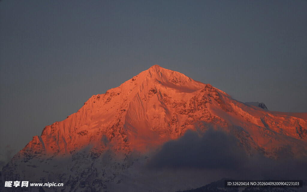 壮丽雪山日出美景