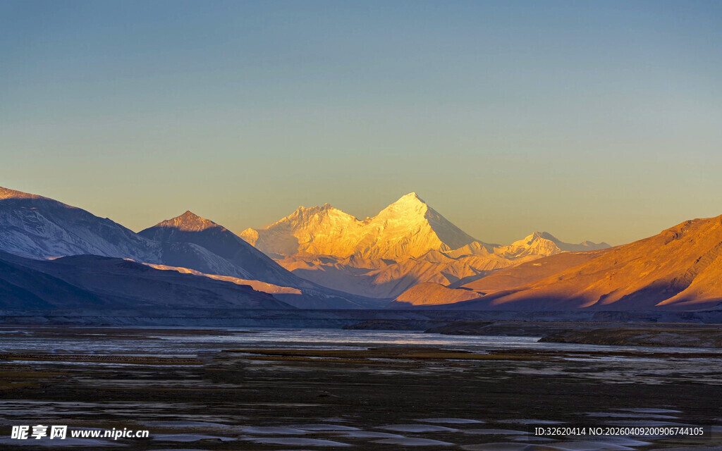 壮丽雪山日出美景
