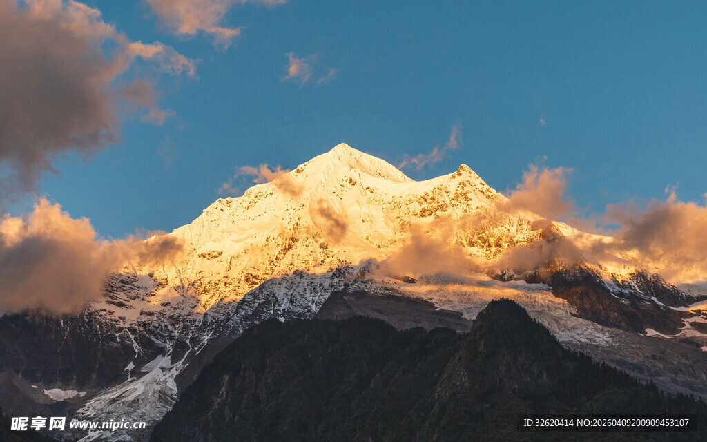 日照金山下的壮丽雪山