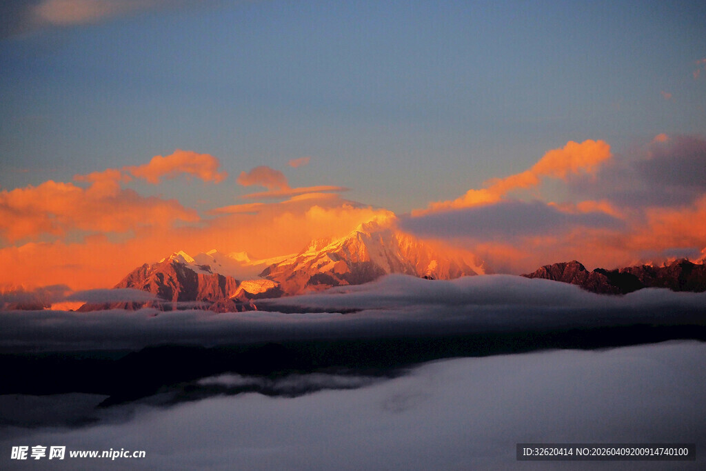 雪山壮丽日出美景