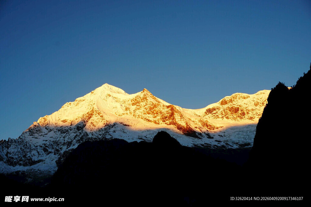 金色霞光映照巍峨雪山