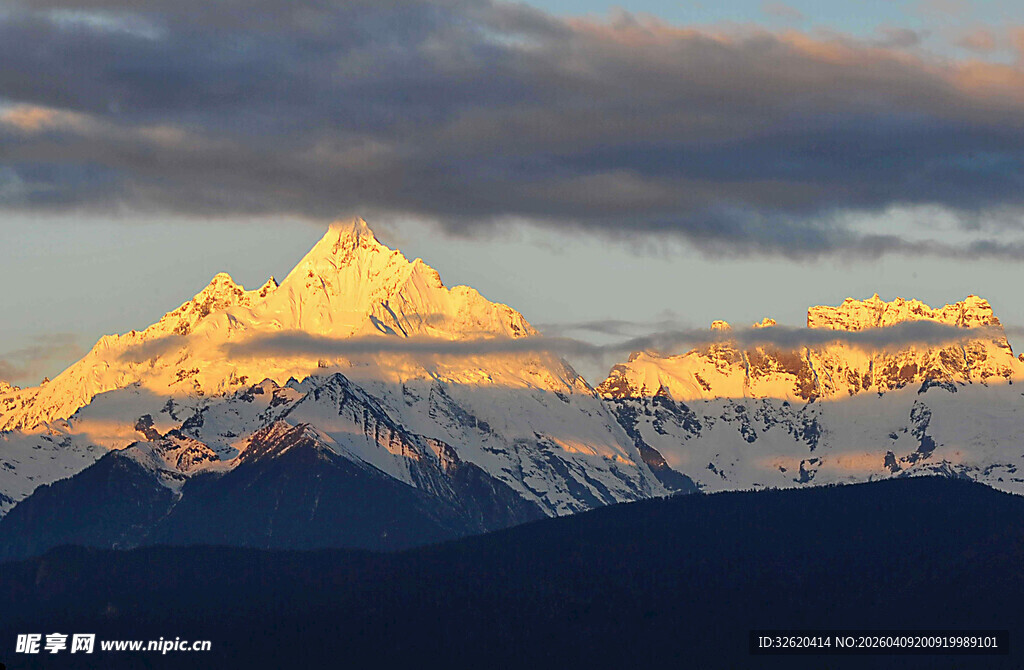 日照金山壮丽雪山美景