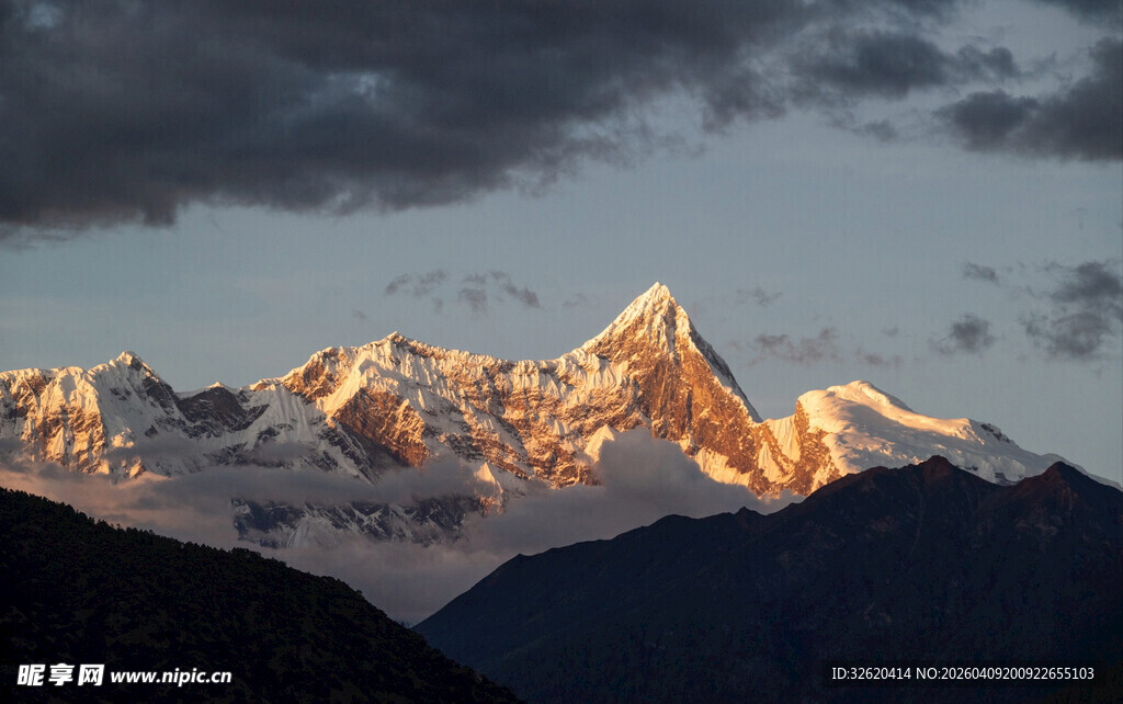 壮丽雪山日出美景