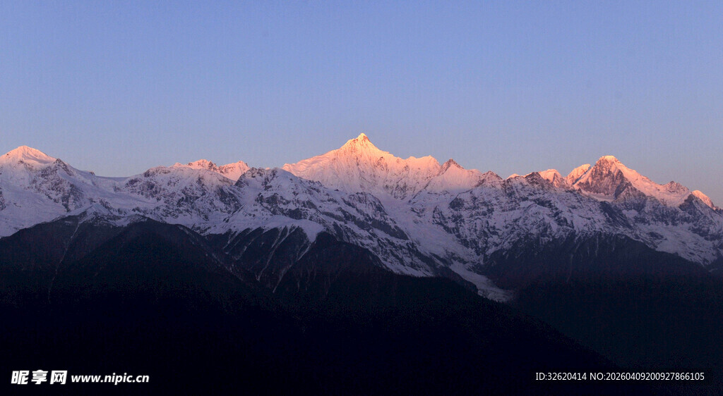 日出映雪山壮丽美景
