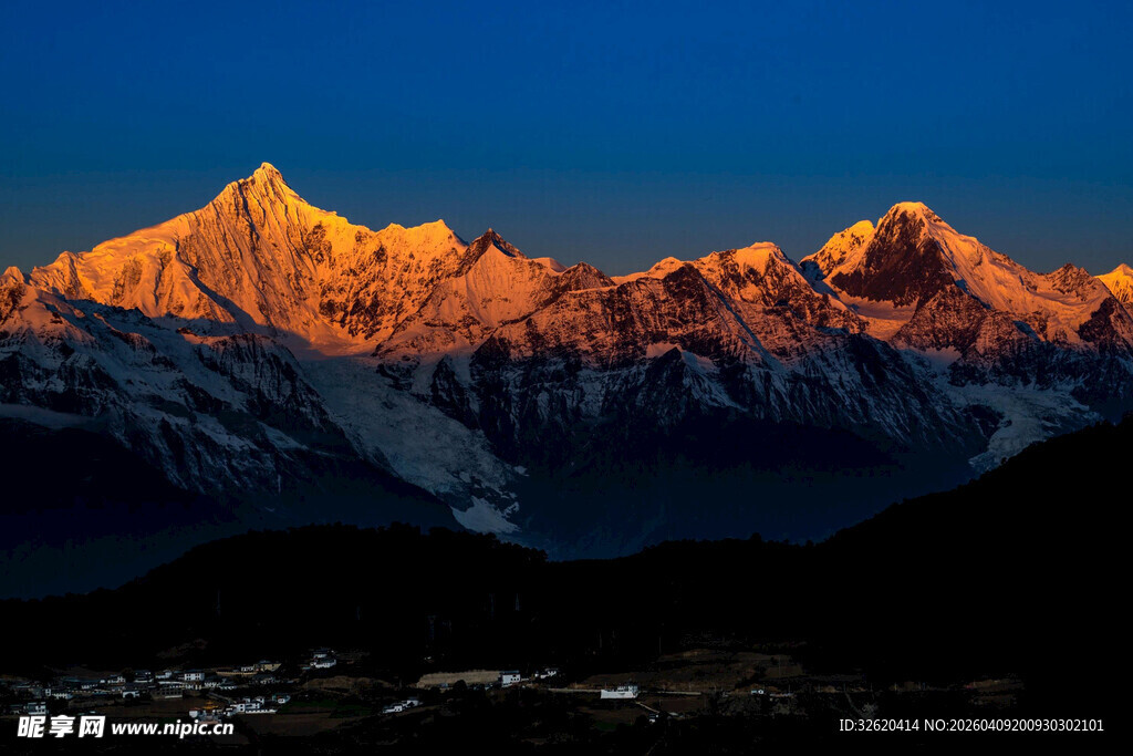 日照金山壮丽雪山美景