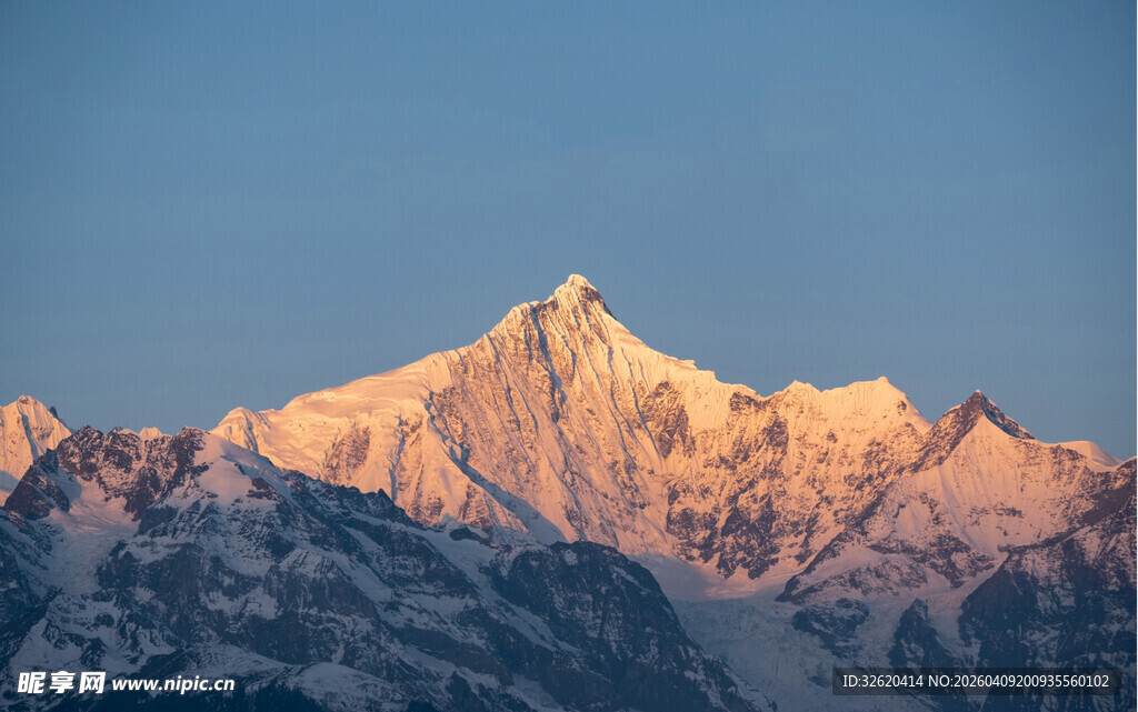 日照金山下的壮丽雪山