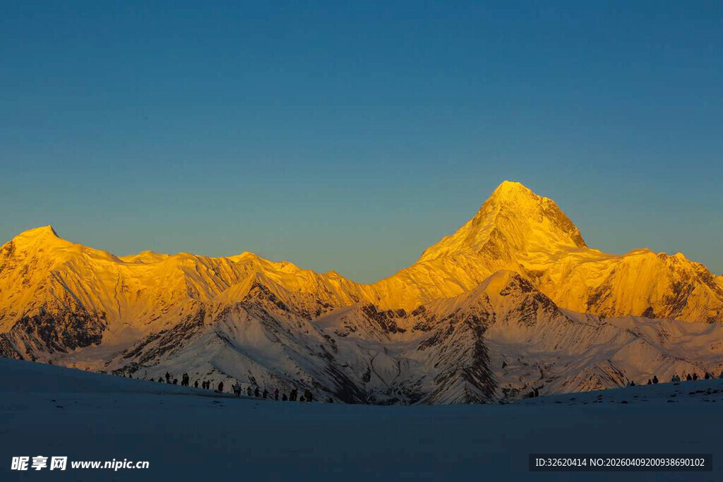 金色雪山壮丽美景