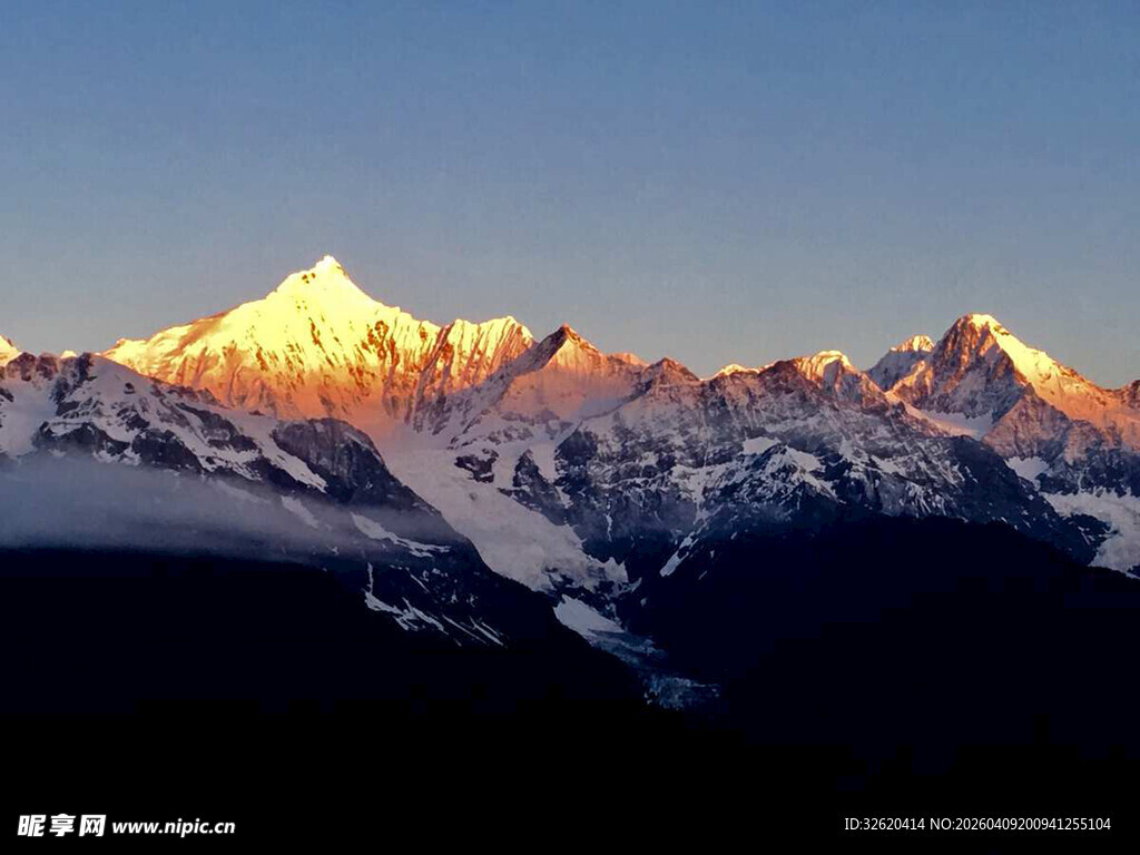 日照金山雪山壮丽景观