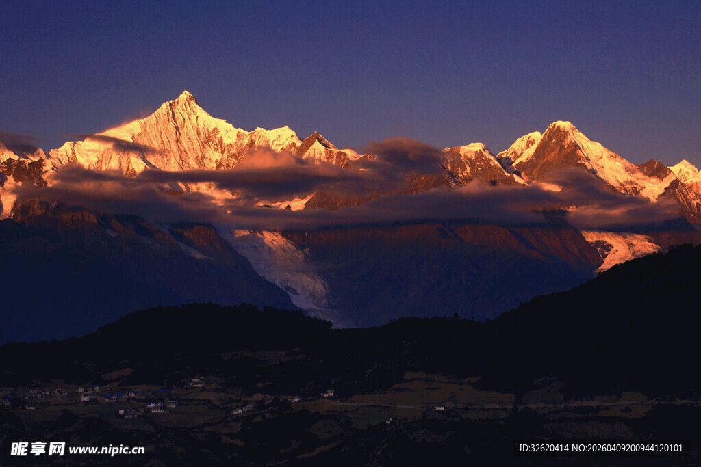 壮丽雪山日出美景