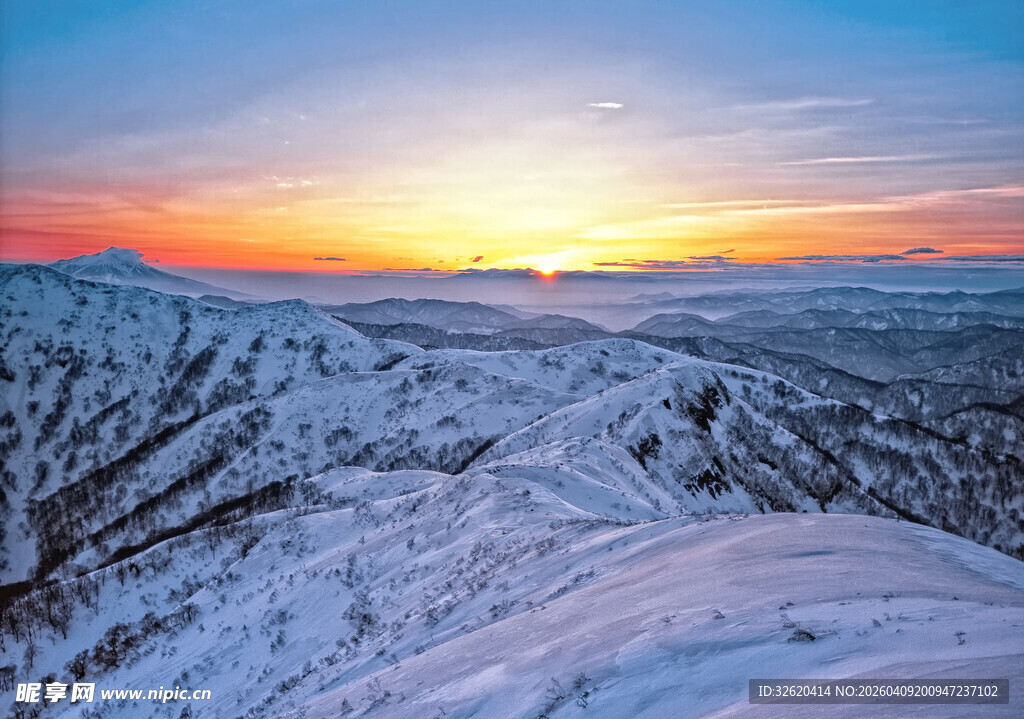 雪山壮丽日出美景