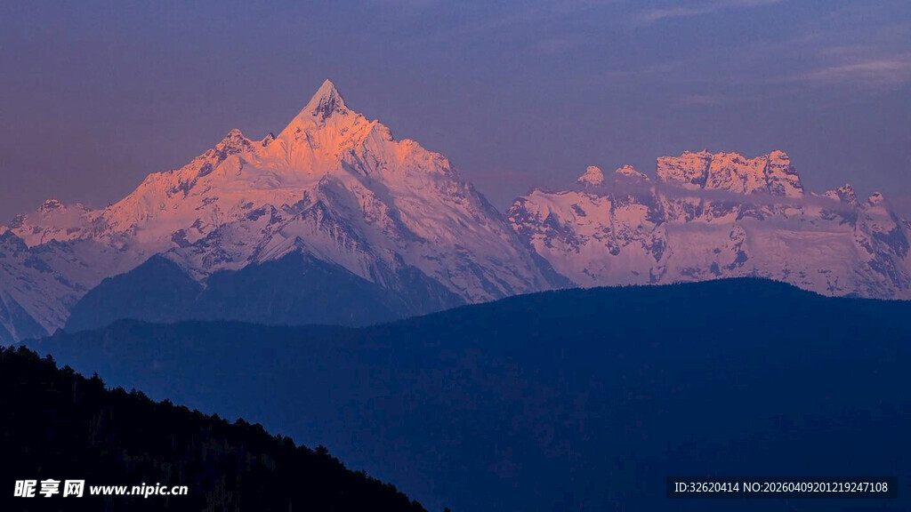 壮丽雪山日出美景