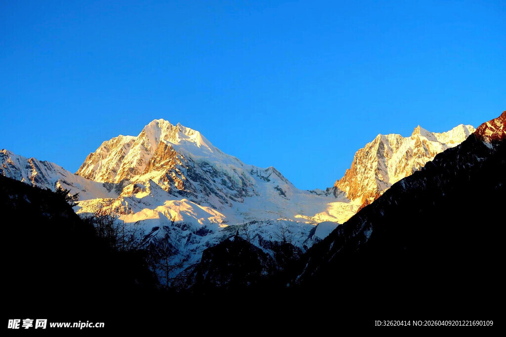 雪山在蓝天映衬下的美景