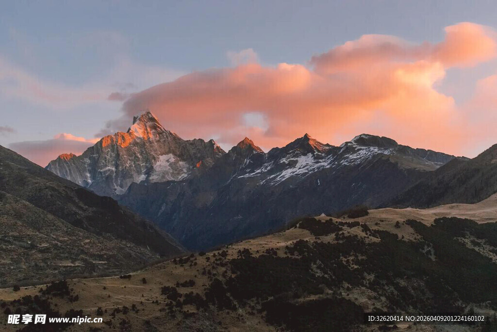 壮丽雪山日出美景