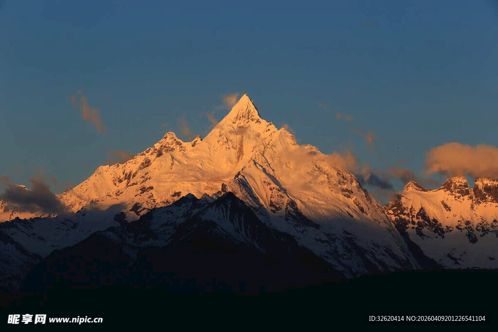 日照金山下的壮丽雪山