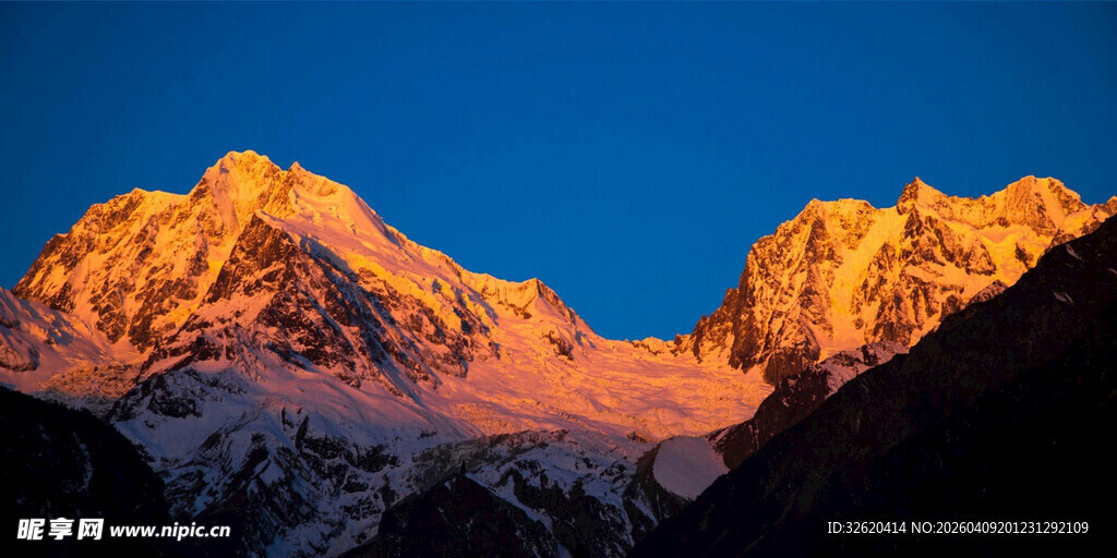 日照金山壮丽雪山美景