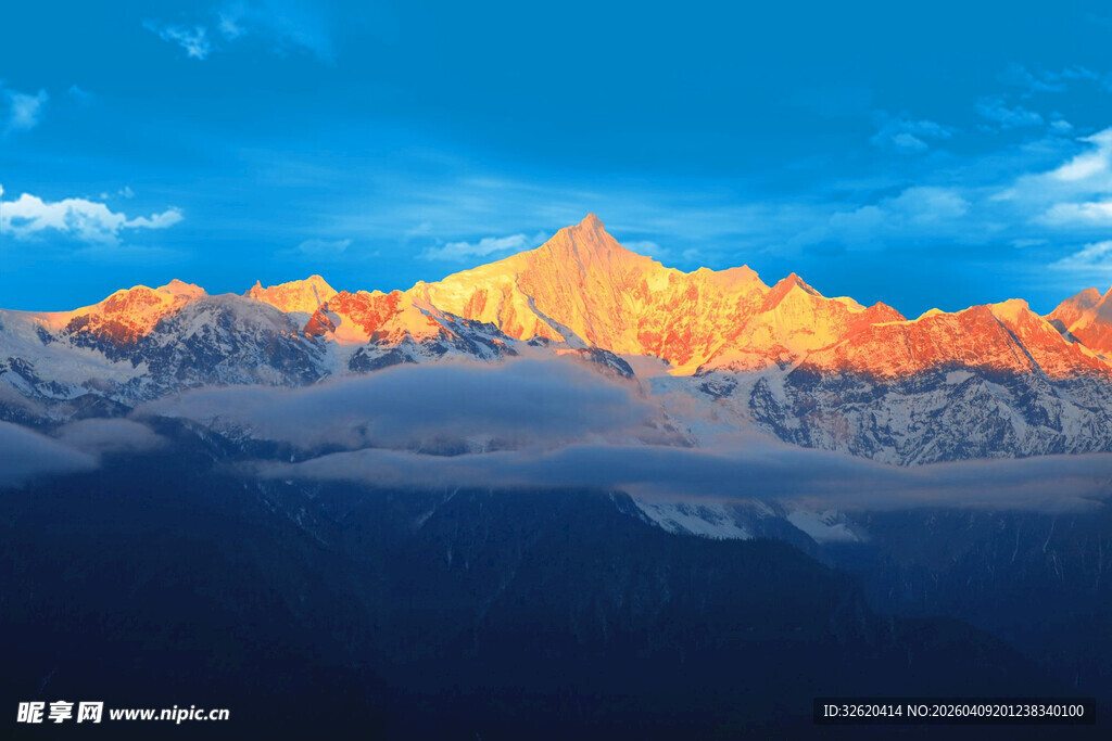 日照金山壮丽雪山美景