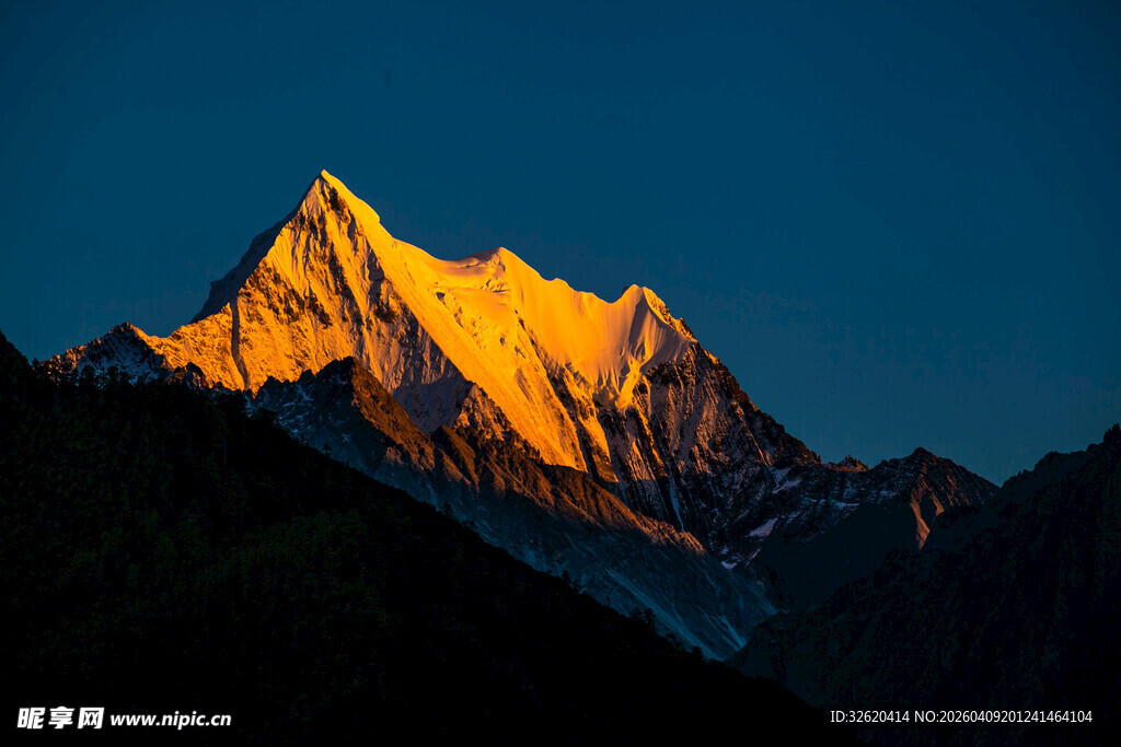 金色霞光映照巍峨山峰
