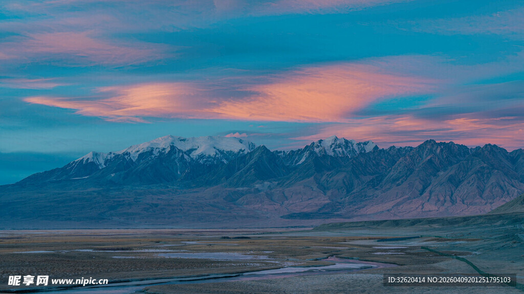 壮丽雪山与绚烂霞光景观