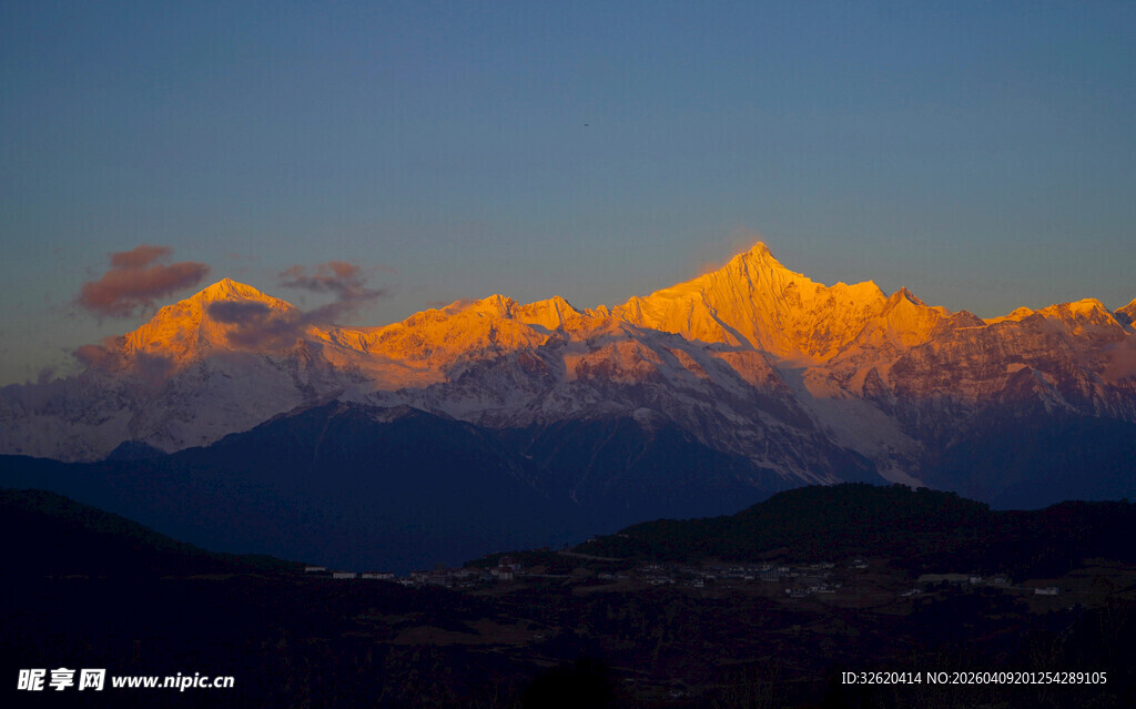 夕阳下的壮丽山峦景色