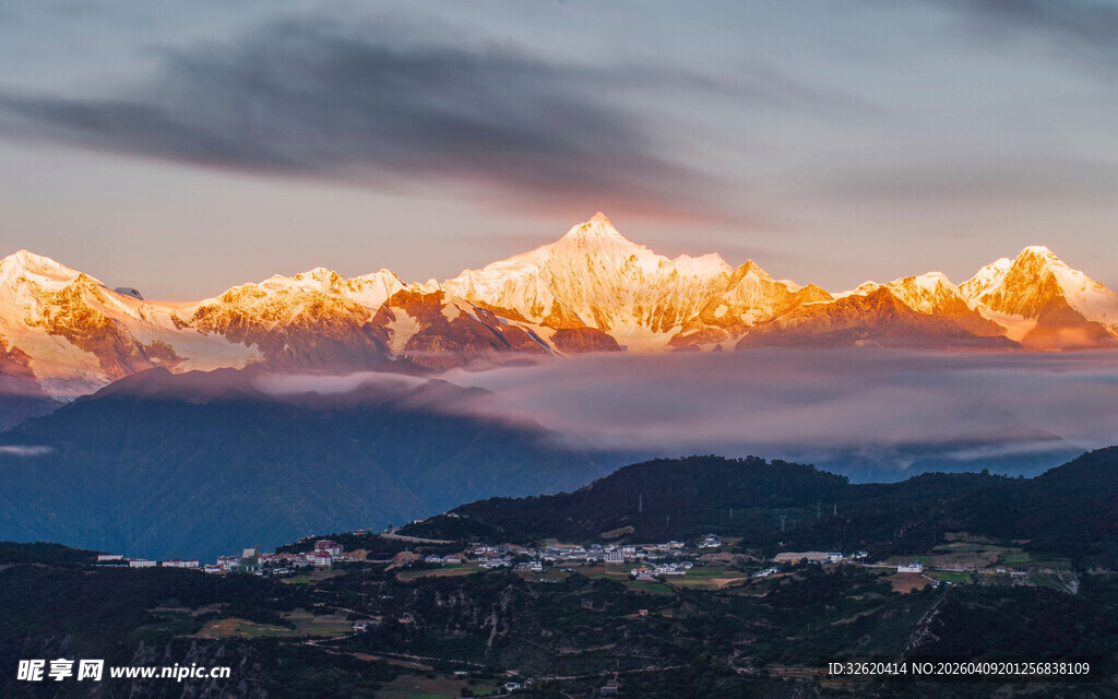 山间壮丽晚霞景观
