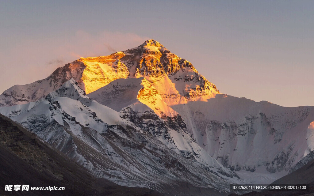日照金山下的壮丽雪山