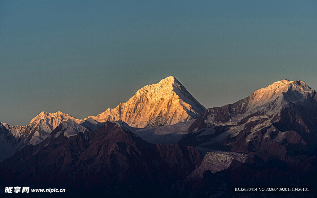 金色霞光下的壮丽雪山
