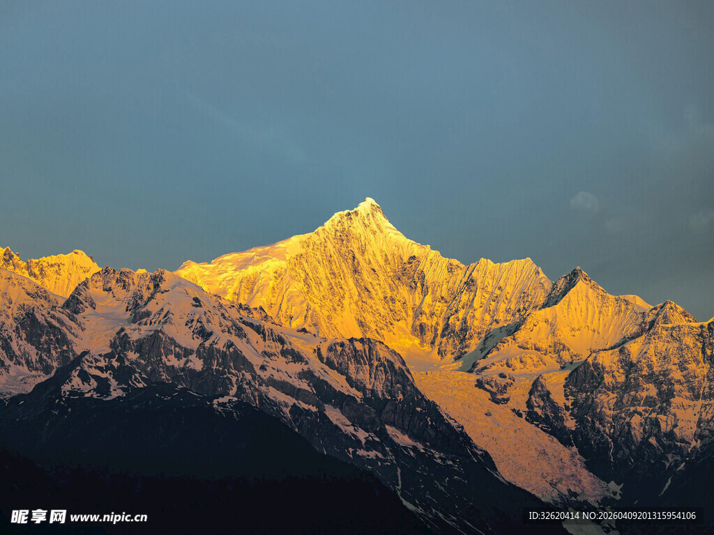 金色霞光下的巍峨雪山
