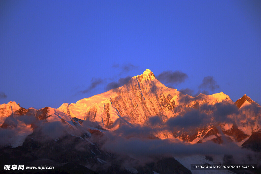 日照金山壮丽雪山美景