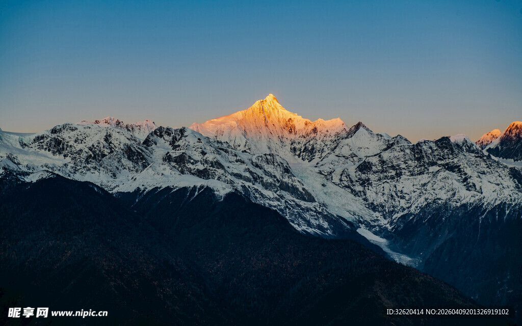 雪山壮丽日出景观