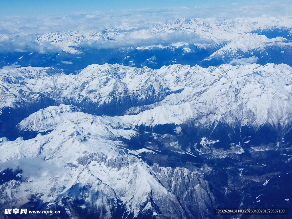高空俯瞰连绵雪山美景