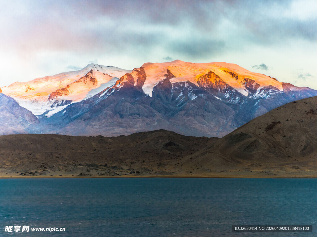 壮丽雪山下的静谧湖泊