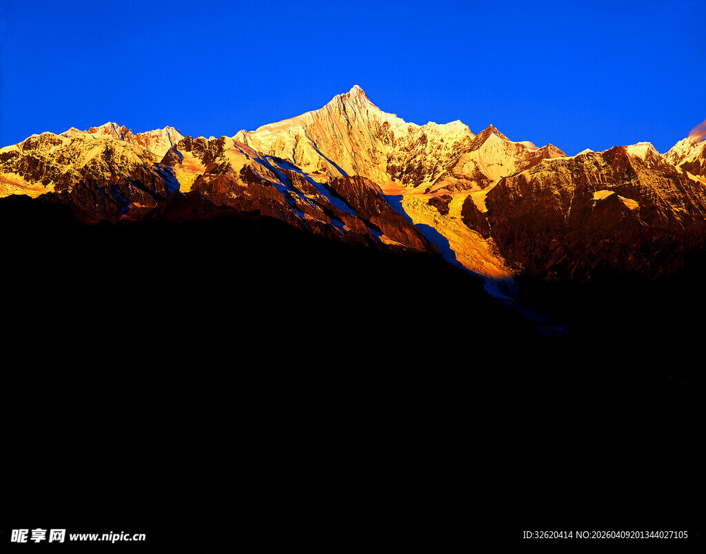 日照金山壮丽雪山景观