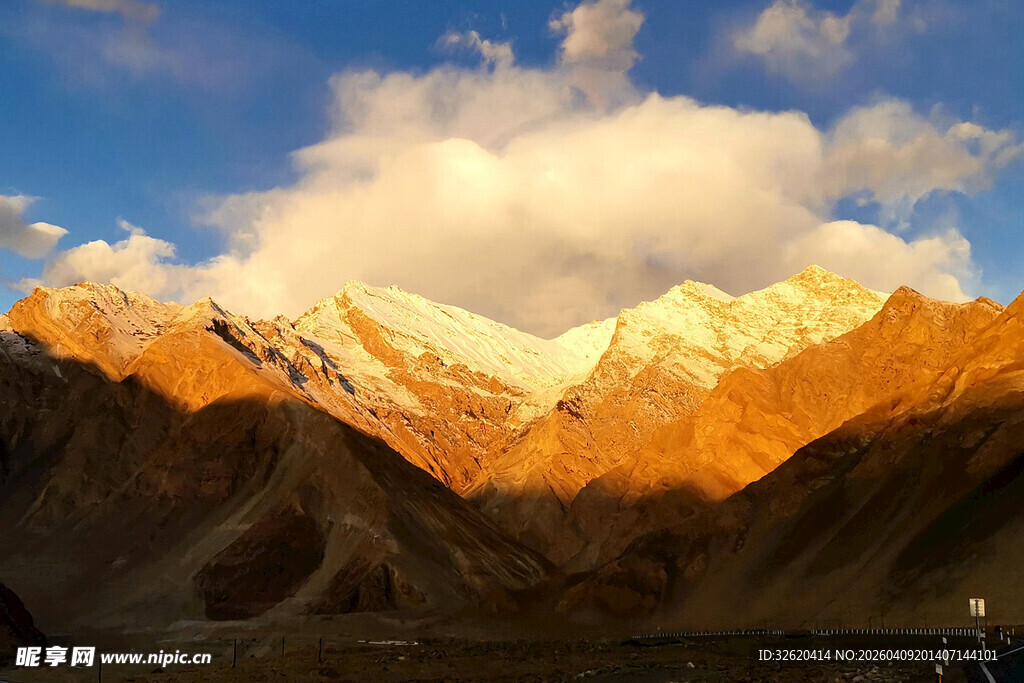 日照金山壮丽雪山景观