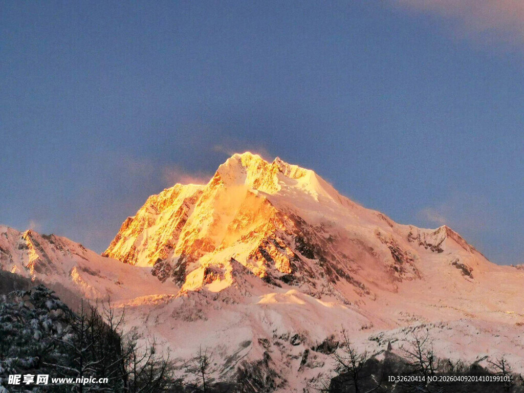 雪山日出壮丽美景