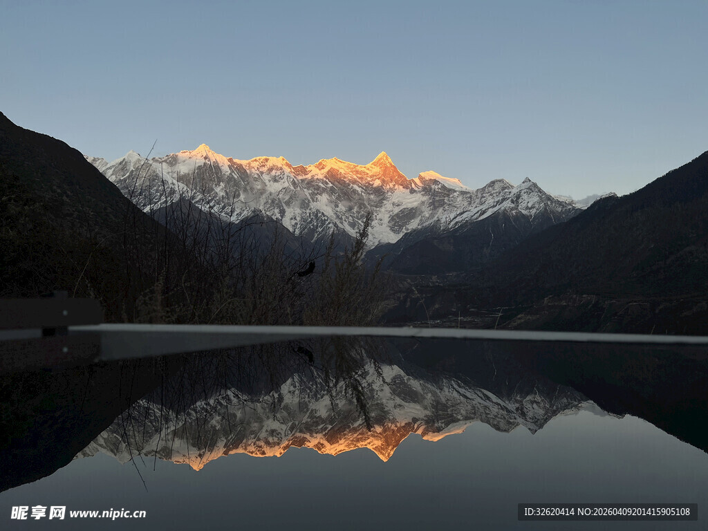 雪山倒映湖面绝美风光