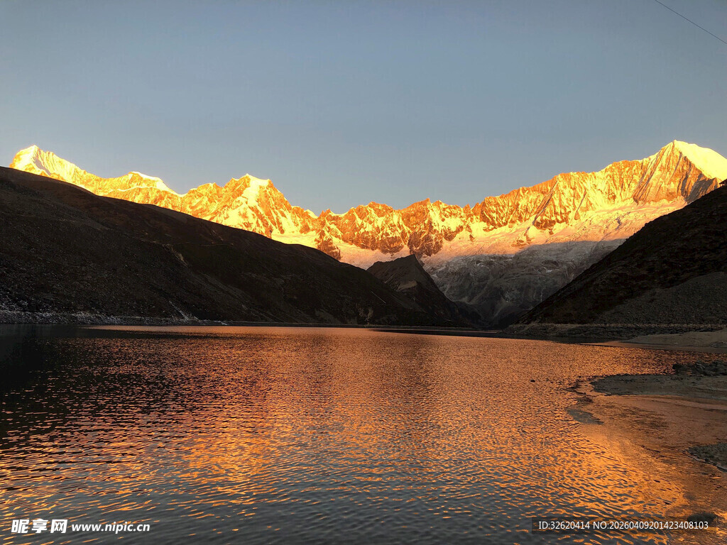 金色霞光下的壮美山水湖景