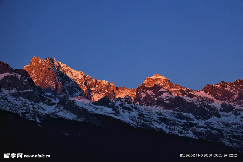 夕阳下的雪山壮丽景观