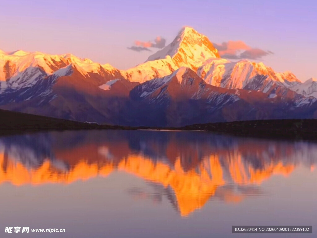 壮丽雪山倒映于静谧湖面