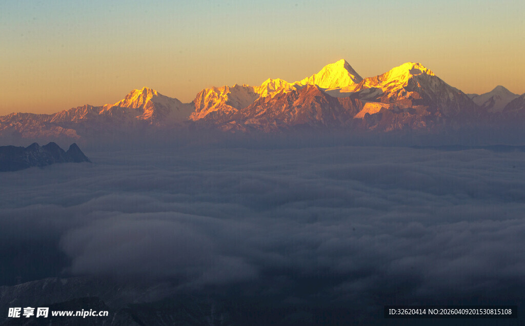 日出下的壮丽雪山云海