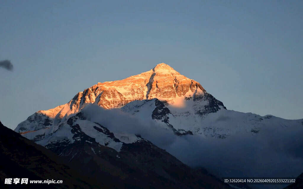 日照金山下的壮丽雪山