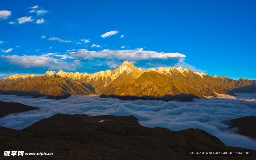 壮丽雪山下的开阔美景