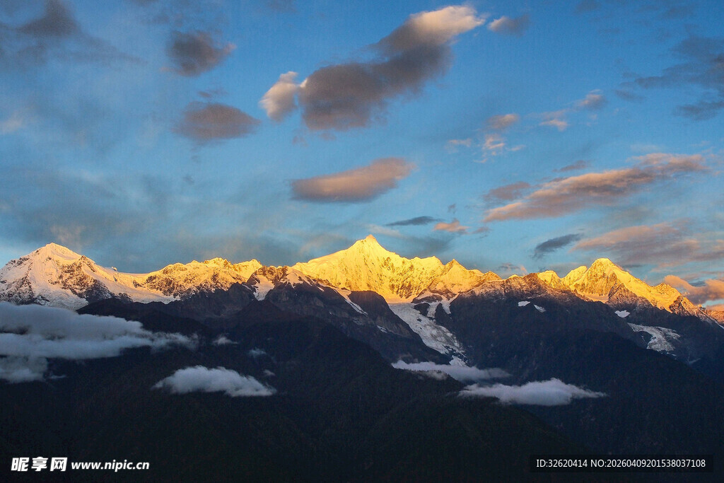 日照金山壮丽雪山美景
