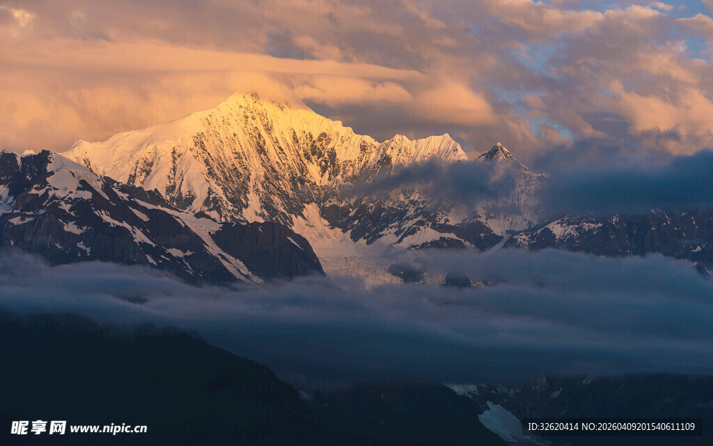 雪山壮丽日出美景