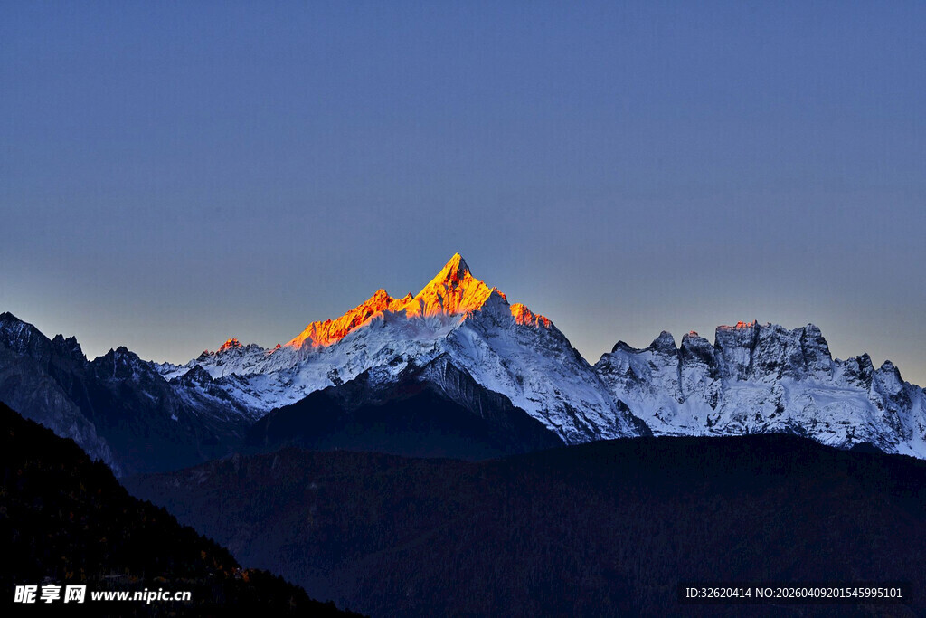 日照金山雪山壮丽景观
